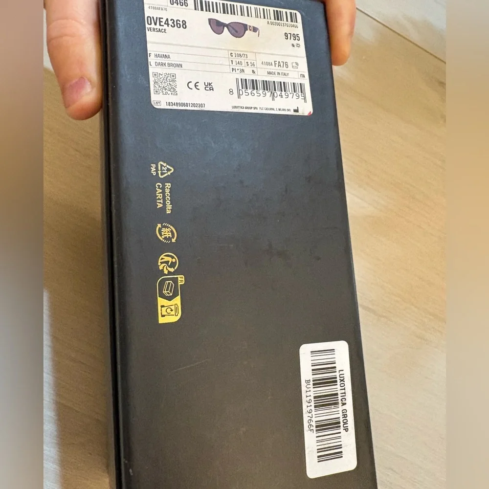 NWT Versace‎ Black and Gold Sunglasses (papers,box ,dust bag)